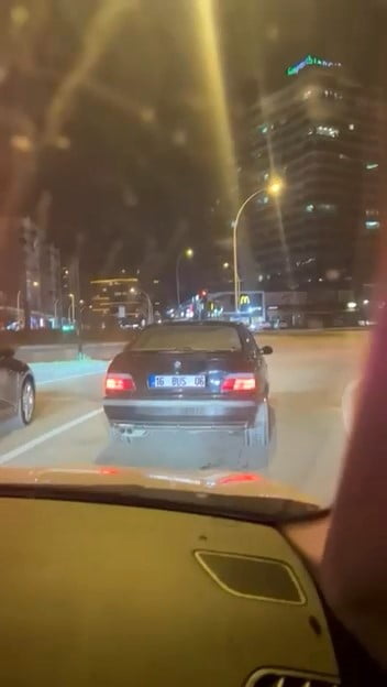 BURSA'DA YEŞİL IŞIKTA DRİFT YAPARAK KALKAN OTOMOBİL, PARK HALİNDEKİ ARAÇLARA ÇARPMAKTAN KIL PAYI...