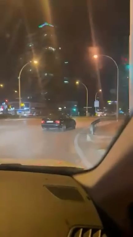 BURSA'DA YEŞİL IŞIKTA DRİFT YAPARAK KALKAN OTOMOBİL, POLİS EKİPERİNCE YAKALANDI. SÜRÜCÜYE, 3 AYRI...