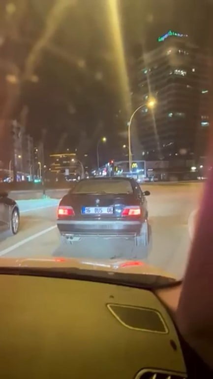 BURSA'DA YEŞİL IŞIKTA DRİFT YAPARAK KALKAN OTOMOBİL, POLİS EKİPERİNCE YAKALANDI. SÜRÜCÜYE, 3 AYRI...