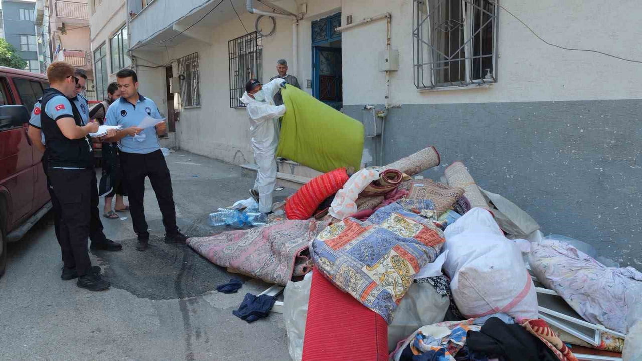 BURSA'DA YILDIRIM BELEDİYESİ EKİPLERİ, KAZIM KARABEKİR MAHALLESİ'NDE ÇÖP EVE OLARAK KULLANILAN...