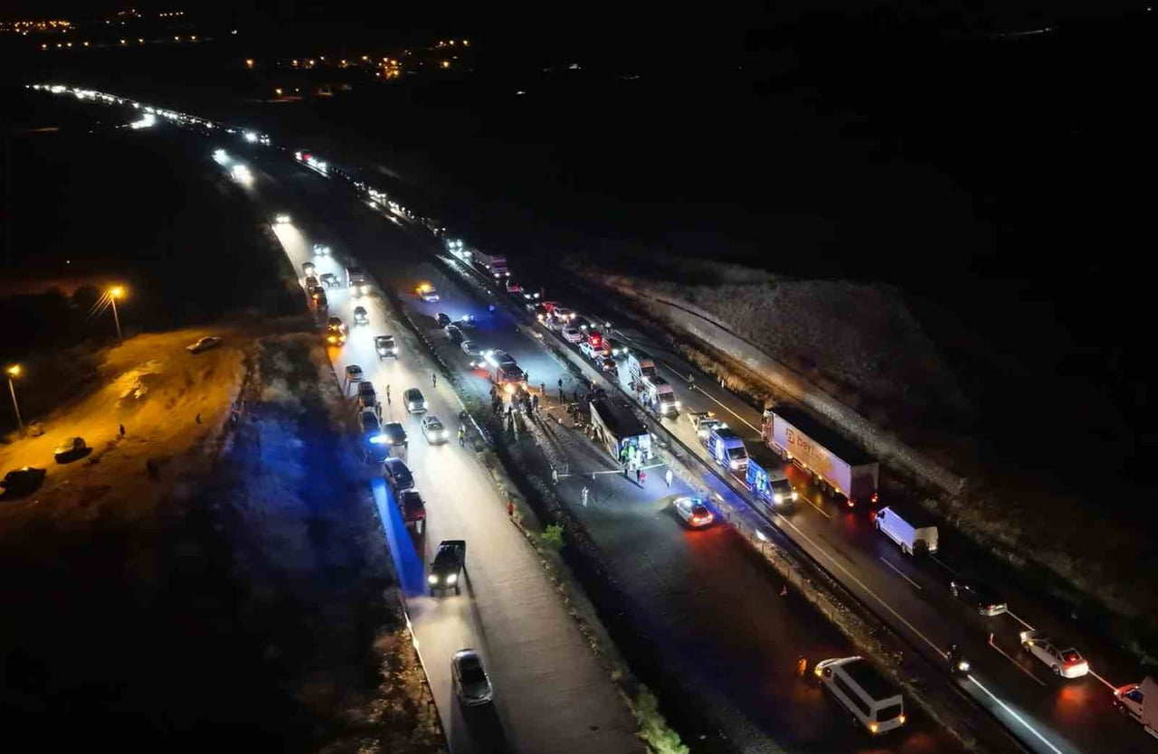 BURSA'DAN KARS'A SEFER YAPAN DOĞU KARS FİRMASI'NA AİT, CEVDET K. İDARESİNDEKİ 44 PU 999 PLAKALI...