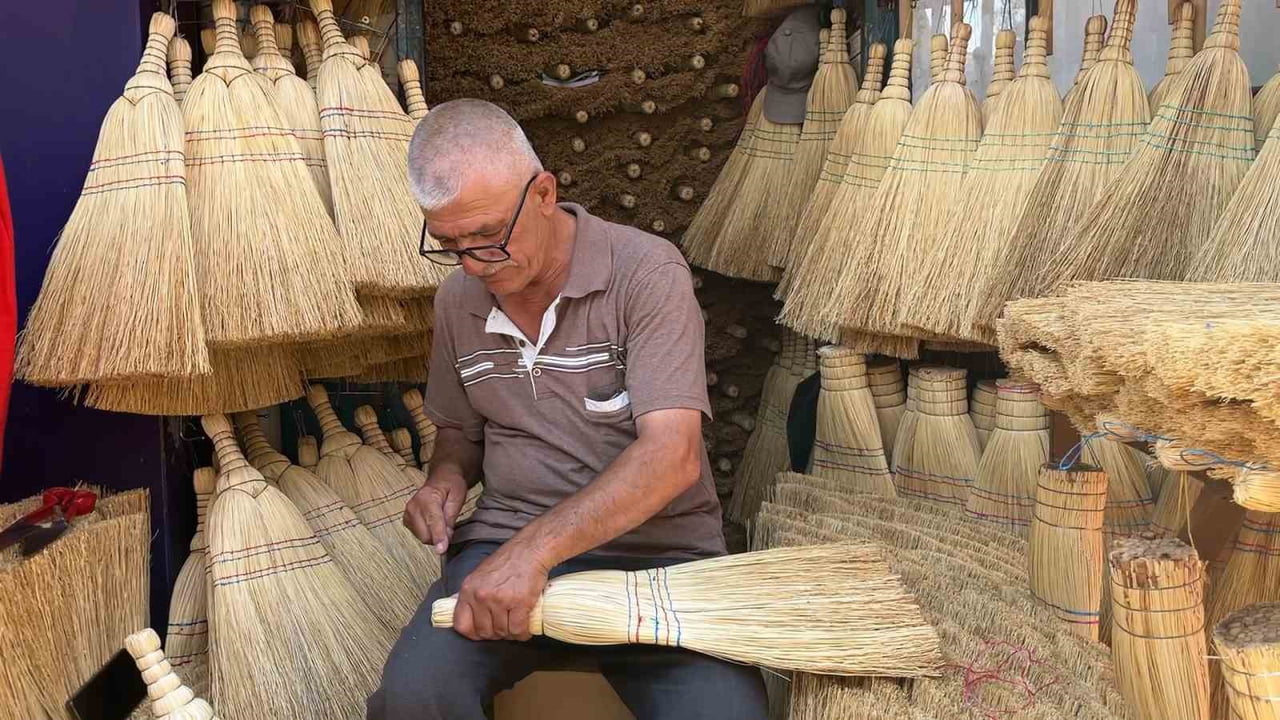 BURSA'NIN EN İŞLEK CADDELERİNDEN BİR OLAN CUMHURİYET CADDESİ'NDEKİ BİRKAÇ METREKARELİK DÜKKÂNINDA...