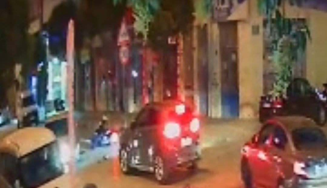 BURSA'NIN GEMLİK İLÇESİNDE PARK YERİNDEN ÇIKAN OTOMOBİLE ÇARPAN MOTOSİKLETİN SÜRÜCÜSÜ...