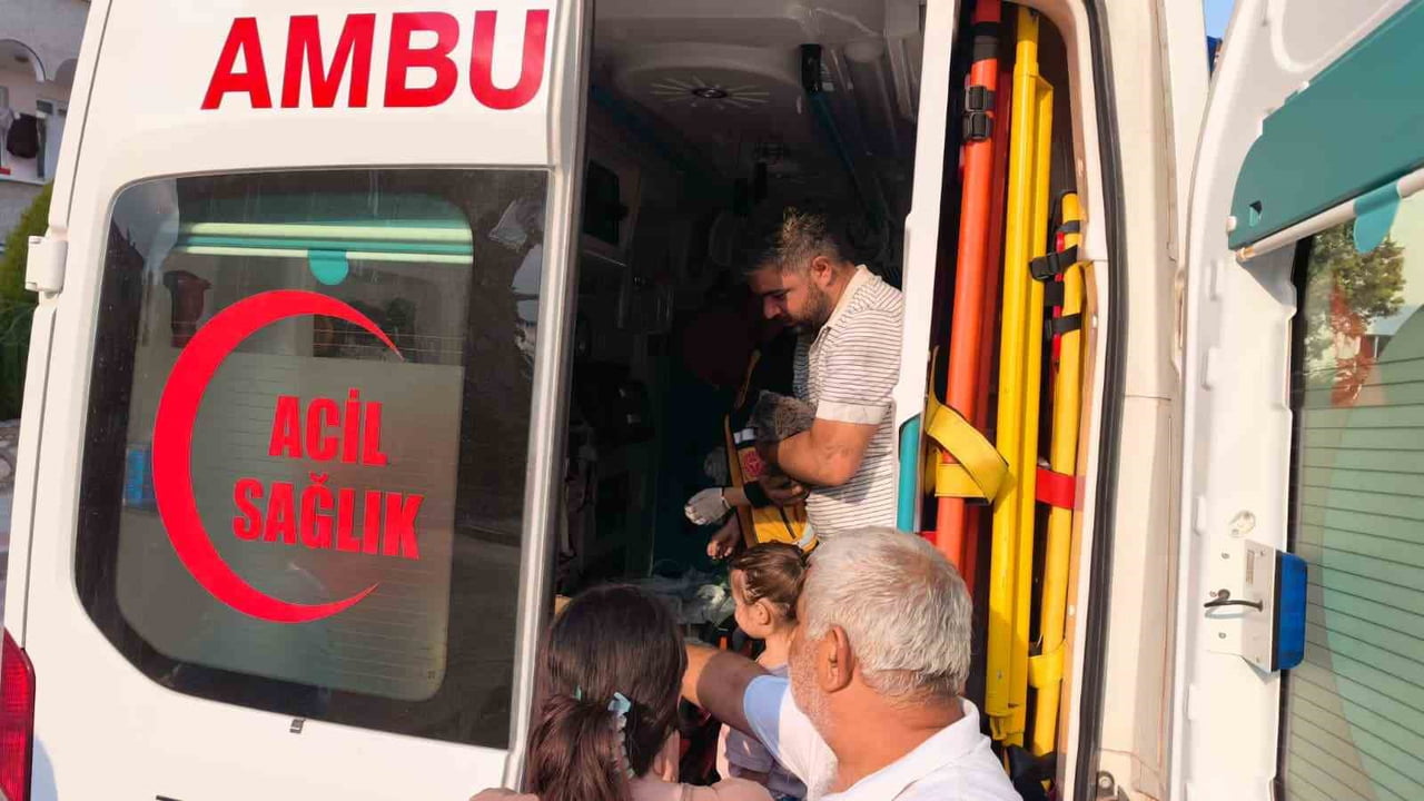 BURSA'NIN İNEGÖL İLÇESİNDE 5 KATLI BİR APARTMANIN EN ÜST KATINDA ÇIKAN YANGINDA MAHSUR KALAN ANNE...