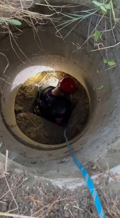 BURSA'NIN İNEGÖL İLÇESİNDE AÇIK KALAN RÖGAR KAPAĞINDAN İÇERİ DÜŞEN KEÇİ, İTFAİYE EKİPLERİNİN...