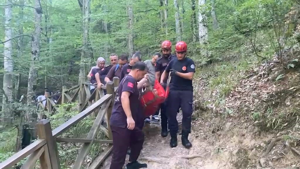 BURSA'NIN İNEGÖL İLÇESİNDE BULUNAN OYLAT ŞELALESİ'NDE DENGESİNİ KAYBEDEREK DÜŞEN KADIN YARALANDI....