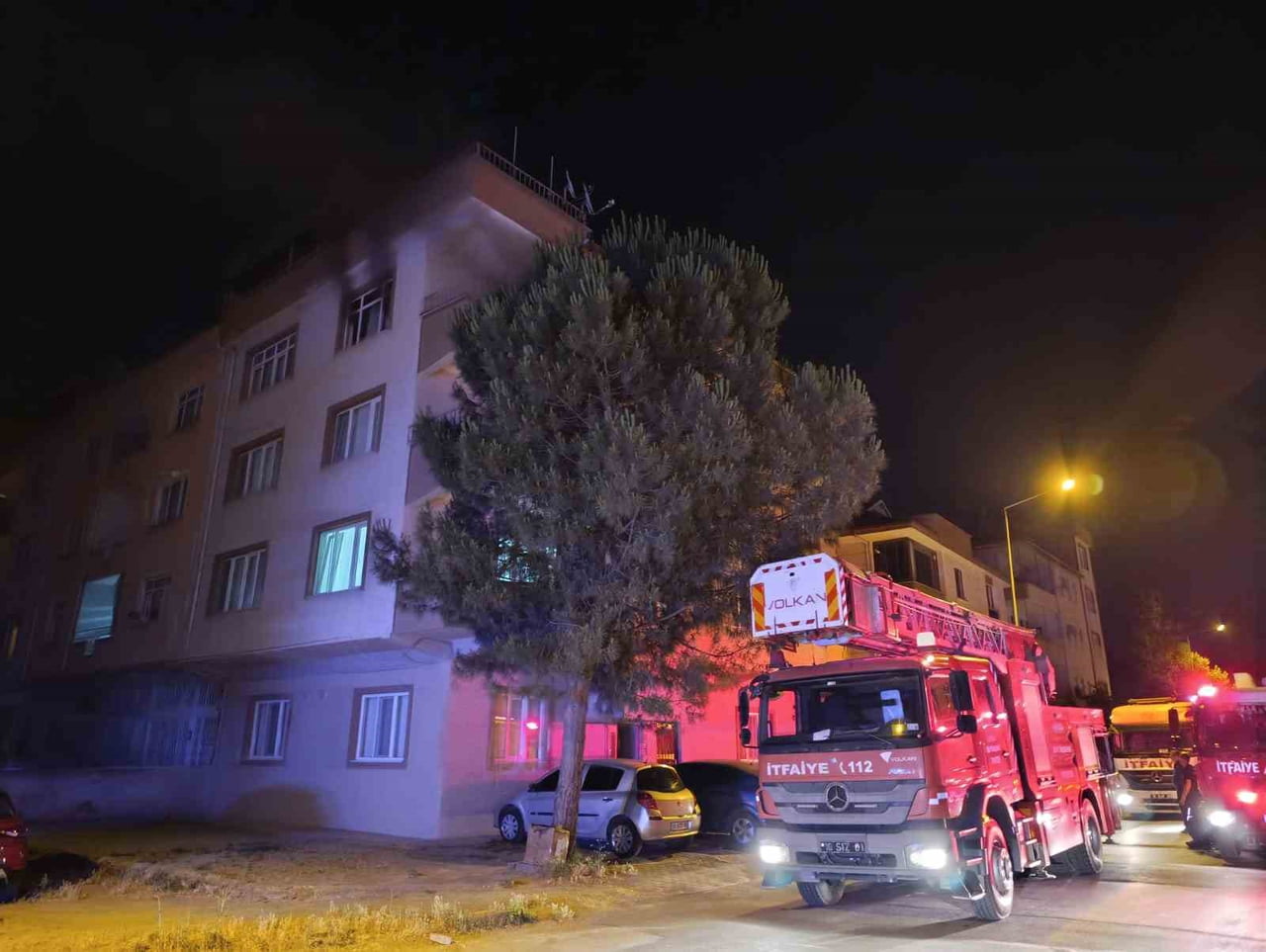 BURSA'NIN İNEGÖL İLÇESİNDE GECE SAATLERİNDE BİR APARTMAN DAİRESİNDE ÇIKAN YANGIN PANİĞE NEDEN...