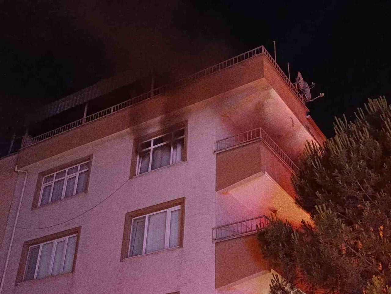 BURSA'NIN İNEGÖL İLÇESİNDE GECE SAATLERİNDE BİR APARTMAN DAİRESİNDE ÇIKAN YANGIN PANİĞE NEDEN...