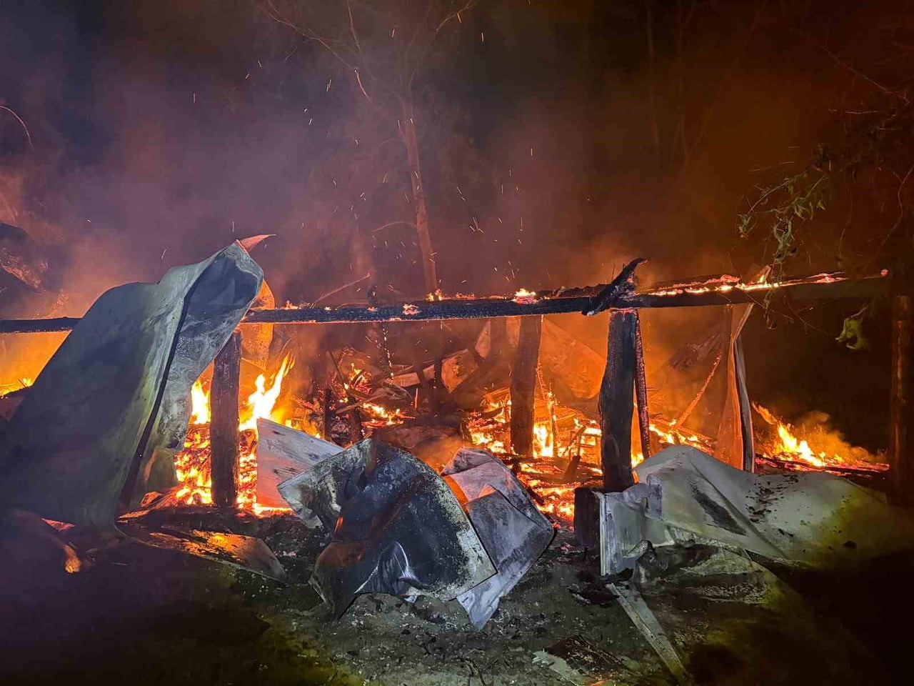 BURSA'NIN İNEGÖL İLÇESİNDE GECE SAATLERİNDE ÇIKAN BARAKA YANGINI FACİAYLA SONUÇLANDI. YANGINDA...