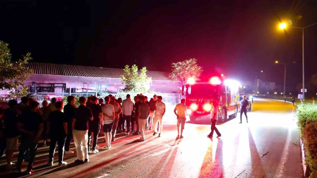 BURSA'NIN İNEGÖL İLÇESİNDE GECE SAATLERİNDE MEYDANA GELEN TRAFİK KAZASINDA KONTROLDEN ÇIKAN CİPİN...