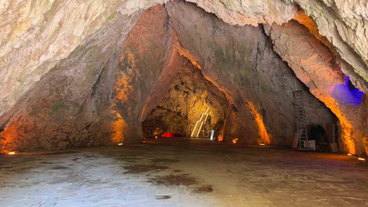 BURSA'NIN İNEGÖL İLÇESİNDE HER YIL BİNLERCE YERLİ VE YABANCI TURİSTİN ZİYARET ETTİĞİ 3 MİLYON...