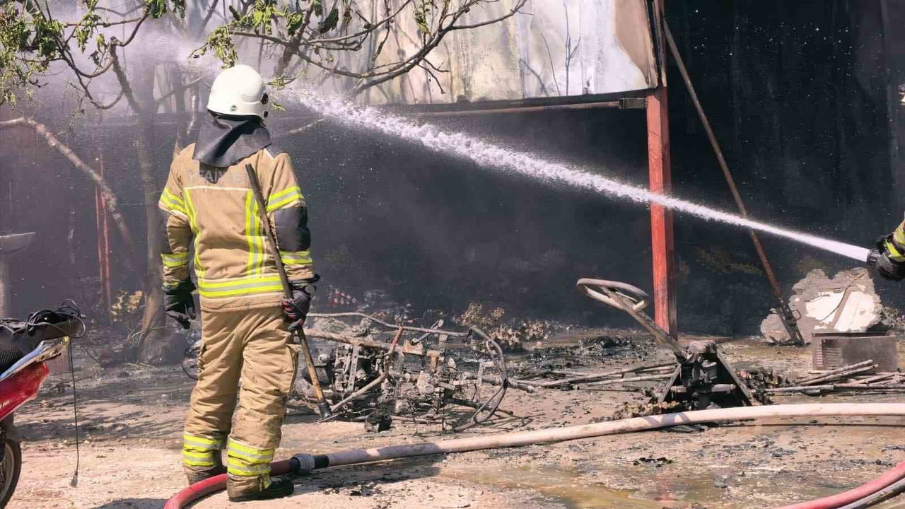 BURSA'NIN İNEGÖL İLÇESİNDE KANATLI HAYVAN YUMURTALARININ BULUNDUĞU DEPODA ÇIKAN YANGIN, MADDİ...