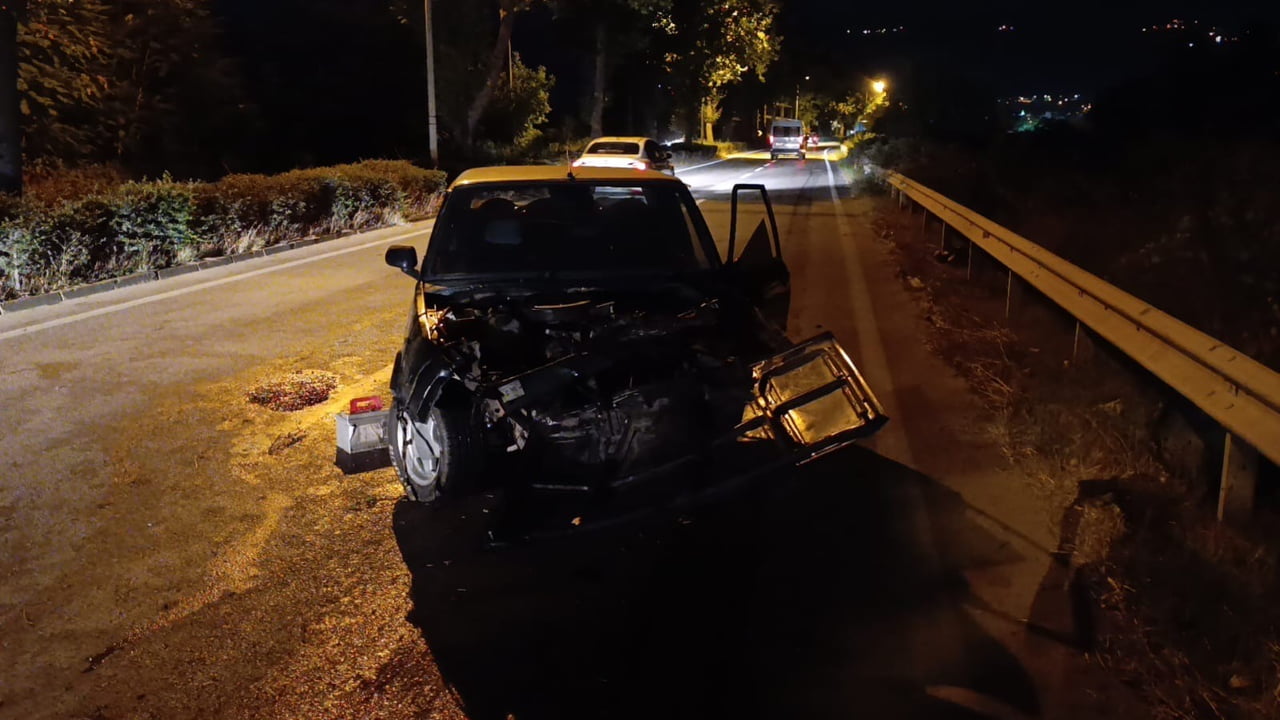 BURSA'NIN İNEGÖL İLÇESİNDE KONTROLDEN ÇIKAN OTOMOBİLİN ORTA REFÜJDEKİ AĞACA ÇARPMASI SONUCU...