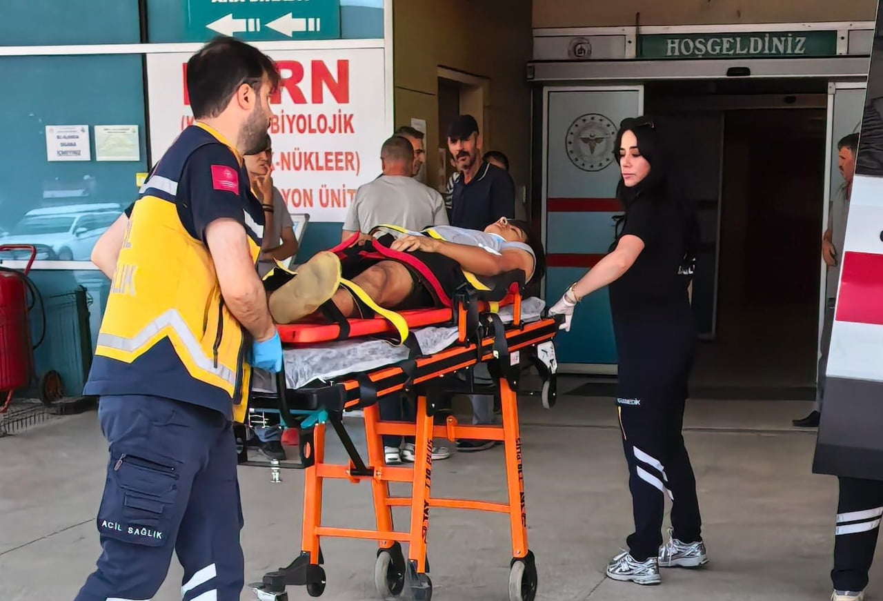 BURSA'NIN İNEGÖL İLÇESİNDE MEYDANA GELEN KAZADA OTOMOBİL İLE ÇARPIŞAN BİSİKLETLİ GENÇ...