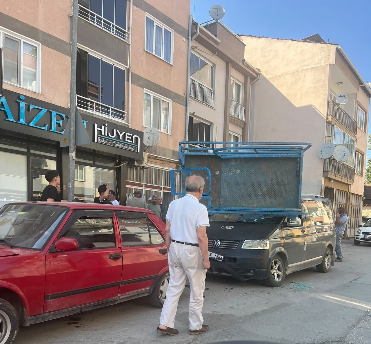 BURSA'NIN İNEGÖL İLÇESİNDE MEYDANA GELEN OLAYDA EV EŞYASI TAŞIMAK İÇİN KURULAN TAŞIMA ASANSÖRÜ...