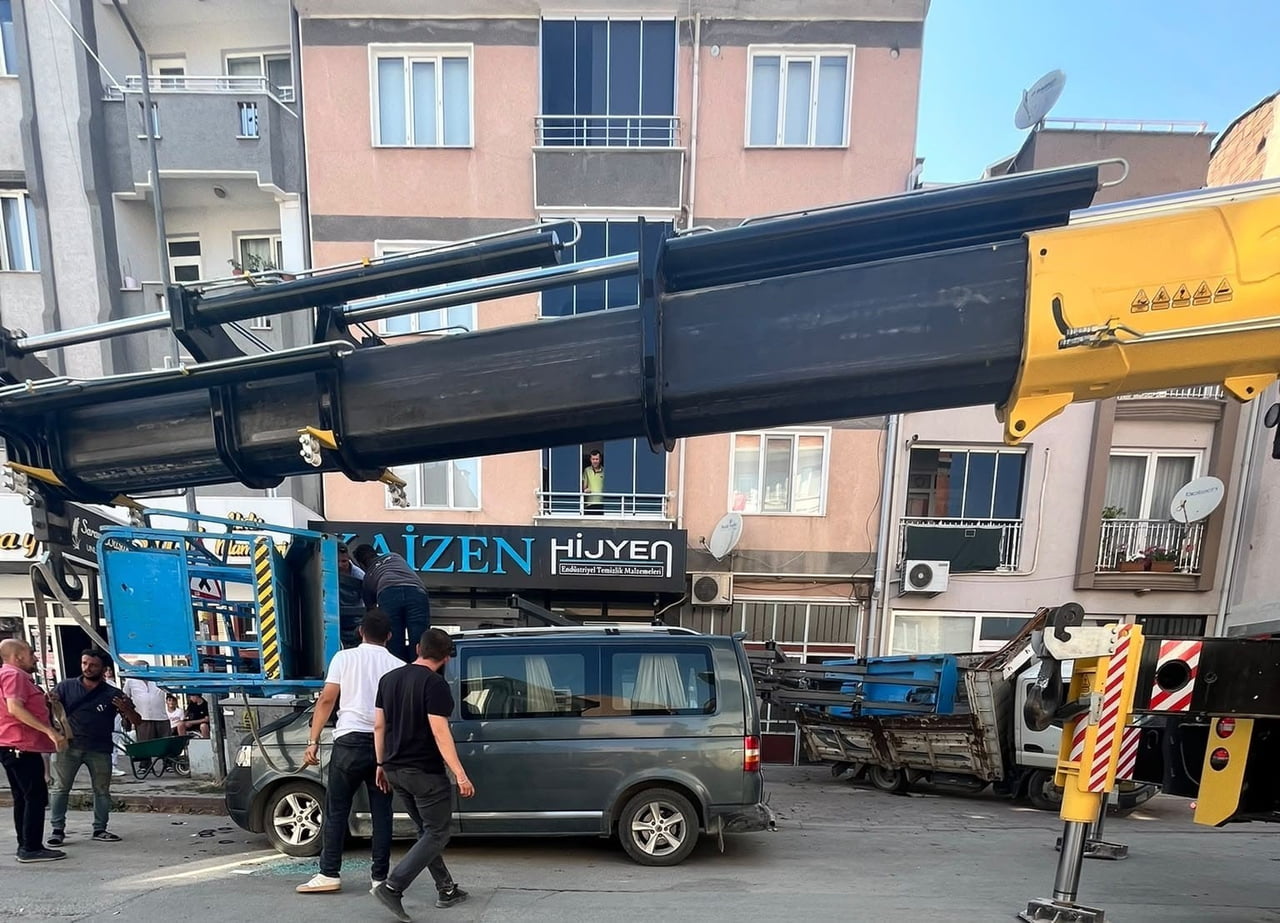 BURSA'NIN İNEGÖL İLÇESİNDE MEYDANA GELEN OLAYDA EV EŞYASI TAŞIMAK İÇİN KURULAN TAŞIMA ASANSÖRÜ...