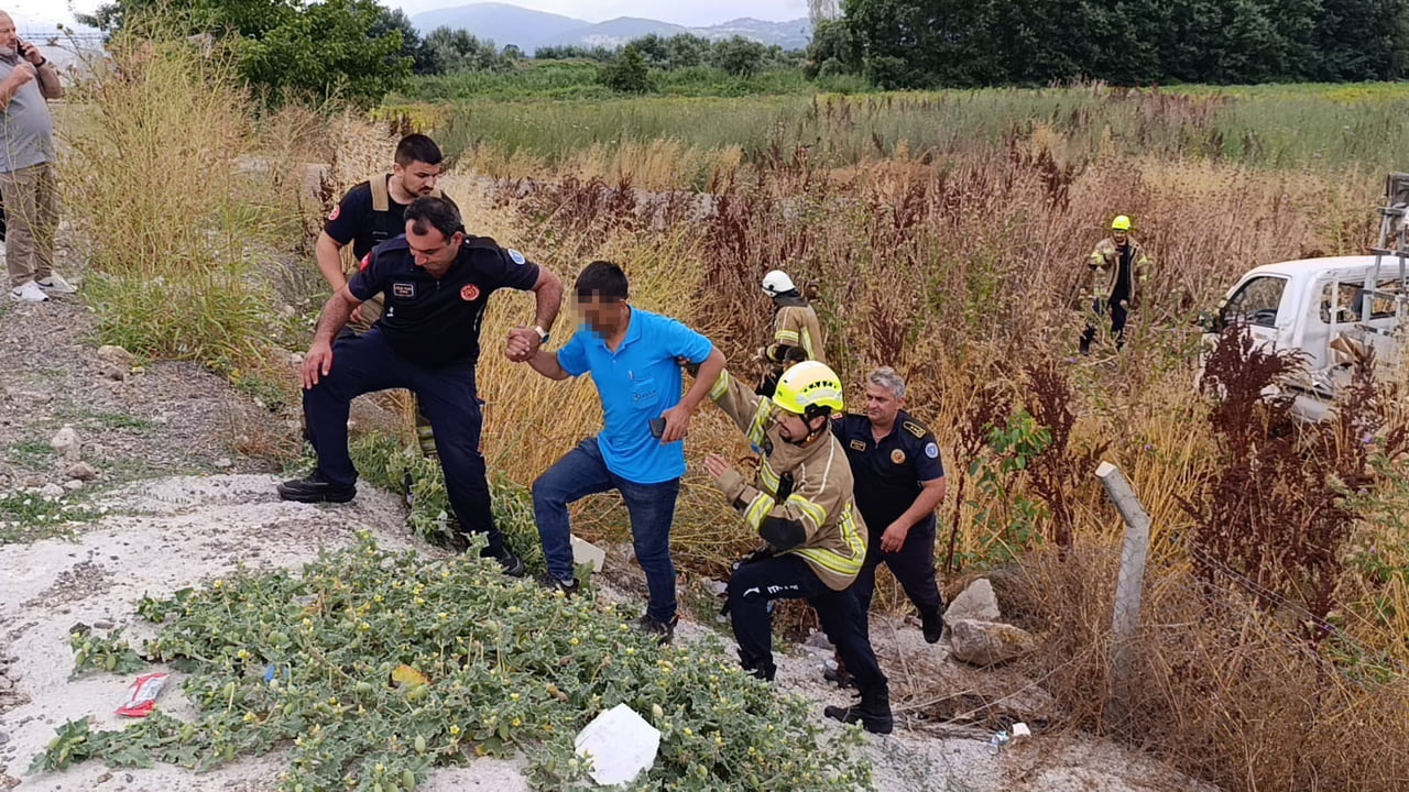BURSA'NIN İNEGÖL İLÇESİNDE MEYDANA GELEN TEK TARAFLI TRAFİK KAZASINDA KONTROLDEN ÇIKAN KAMYONET...