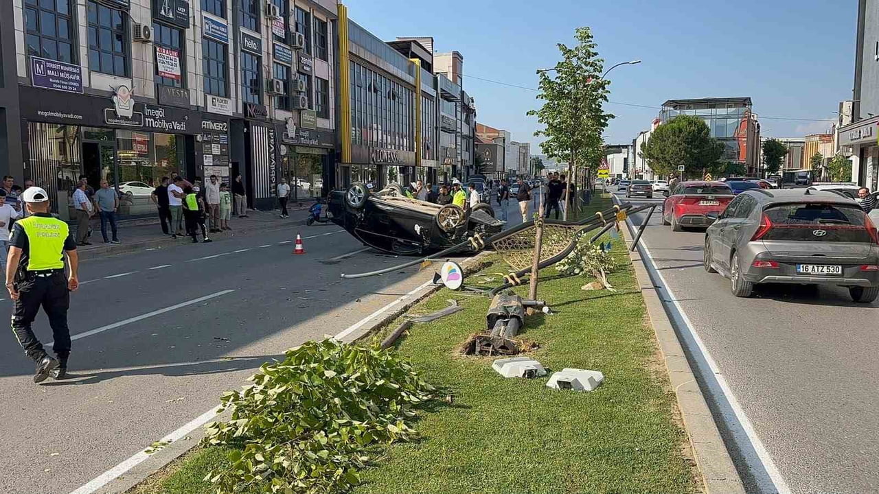 BURSA'NIN İNEGÖL İLÇESİNDE MEYDANA GELEN TEK TARAFLI TRAFİK KAZASINDA KONTROLDEN ÇIKAN OTOMOBİL...