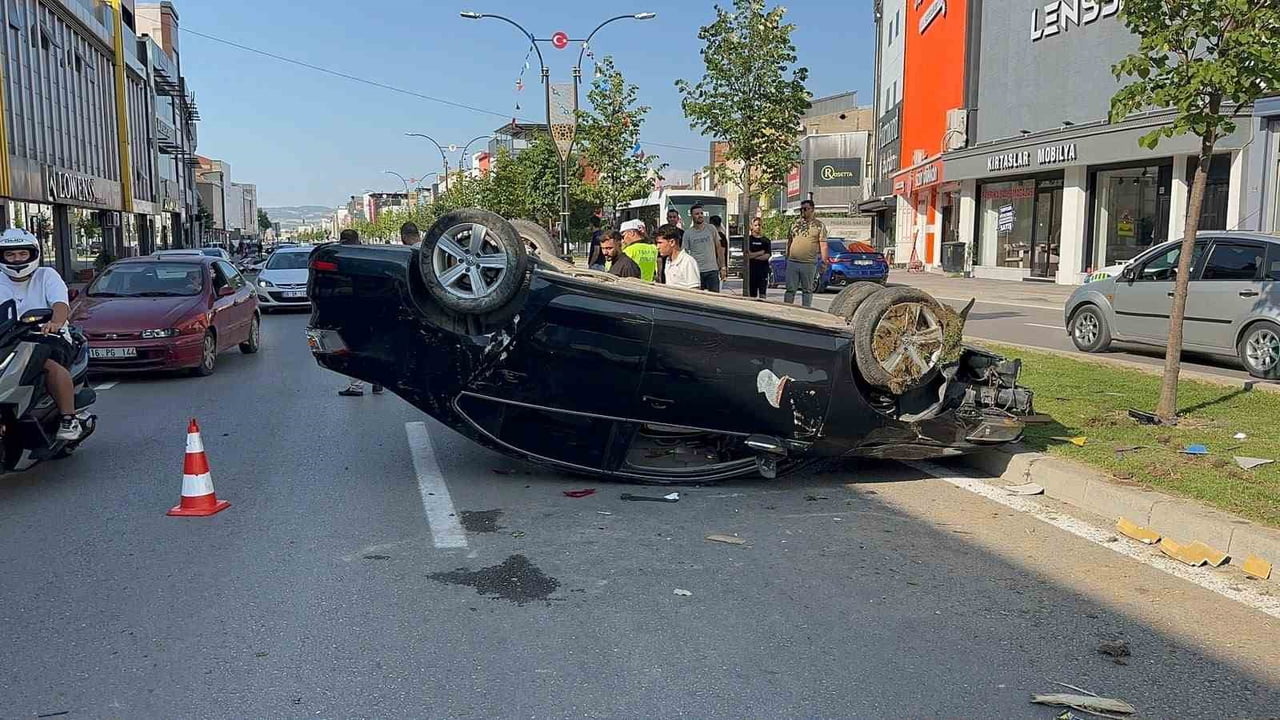 BURSA'NIN İNEGÖL İLÇESİNDE MEYDANA GELEN TEK TARAFLI TRAFİK KAZASINDA KONTROLDEN ÇIKAN OTOMOBİL...