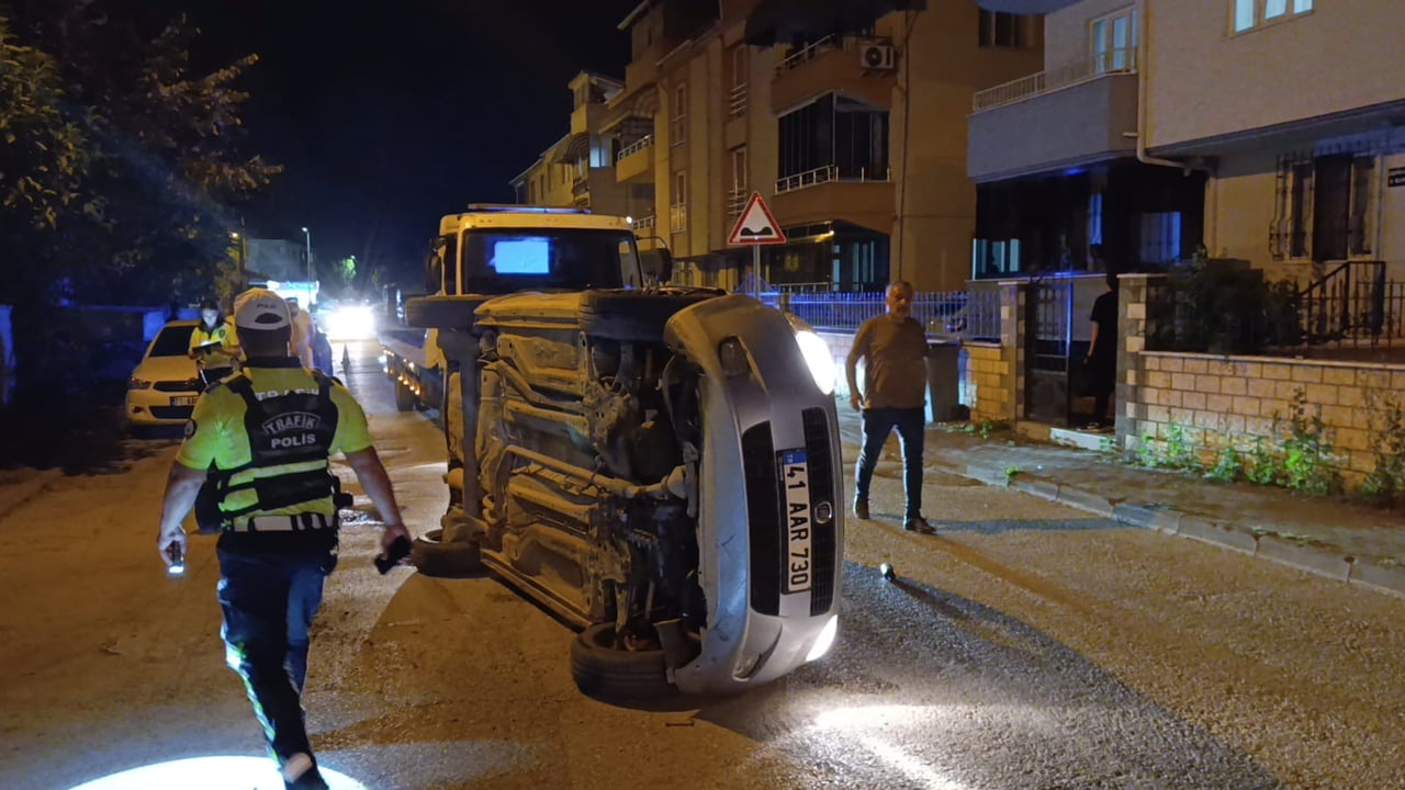 BURSA'NIN İNEGÖL İLÇESİNDE MEYDANA GELEN TRAFİK KAZASINDA KONTROLDEN ÇIKAN OTOMOBİL, PARK...