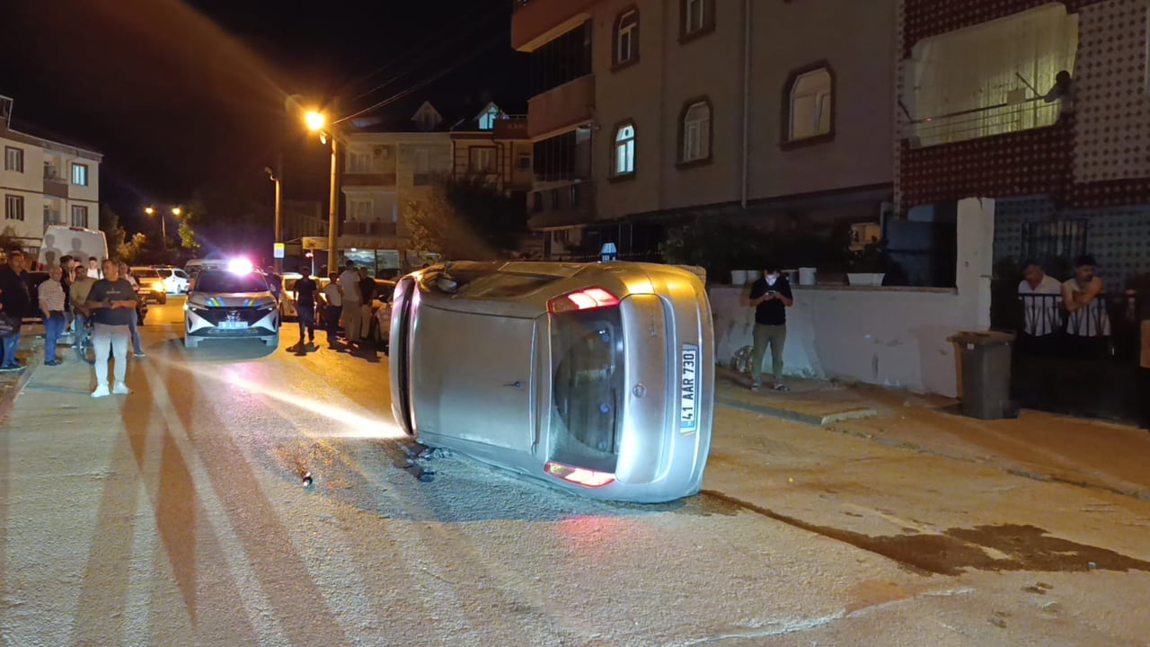 BURSA'NIN İNEGÖL İLÇESİNDE MEYDANA GELEN TRAFİK KAZASINDA KONTROLDEN ÇIKAN OTOMOBİL, PARK...
