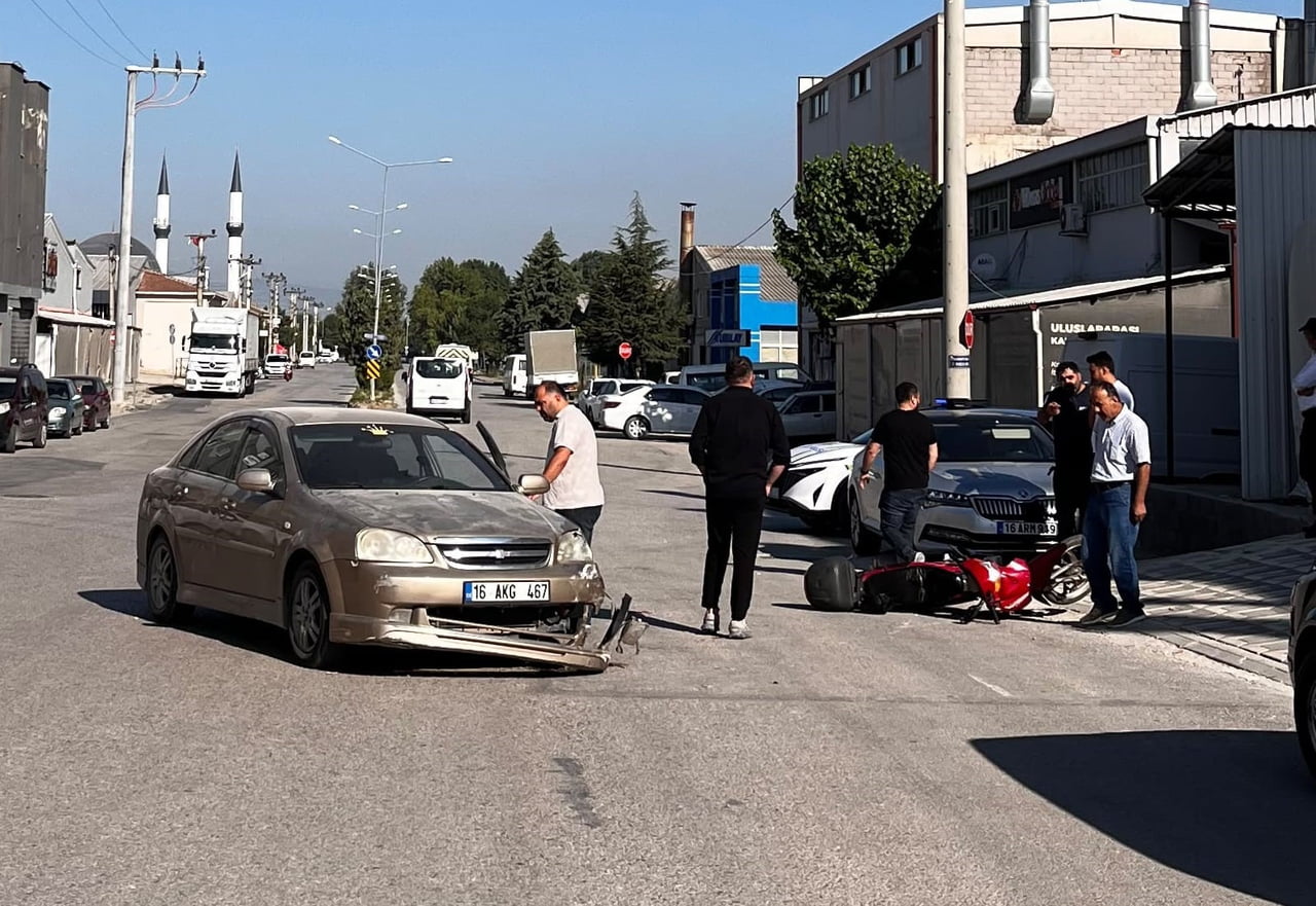 BURSA'NIN İNEGÖL İLÇESİNDE OTOMOBİL İLE MOTOSİKLETİN ÇARPIŞTIĞI TRAFİK KAZASINDA MOTOSİKLET...