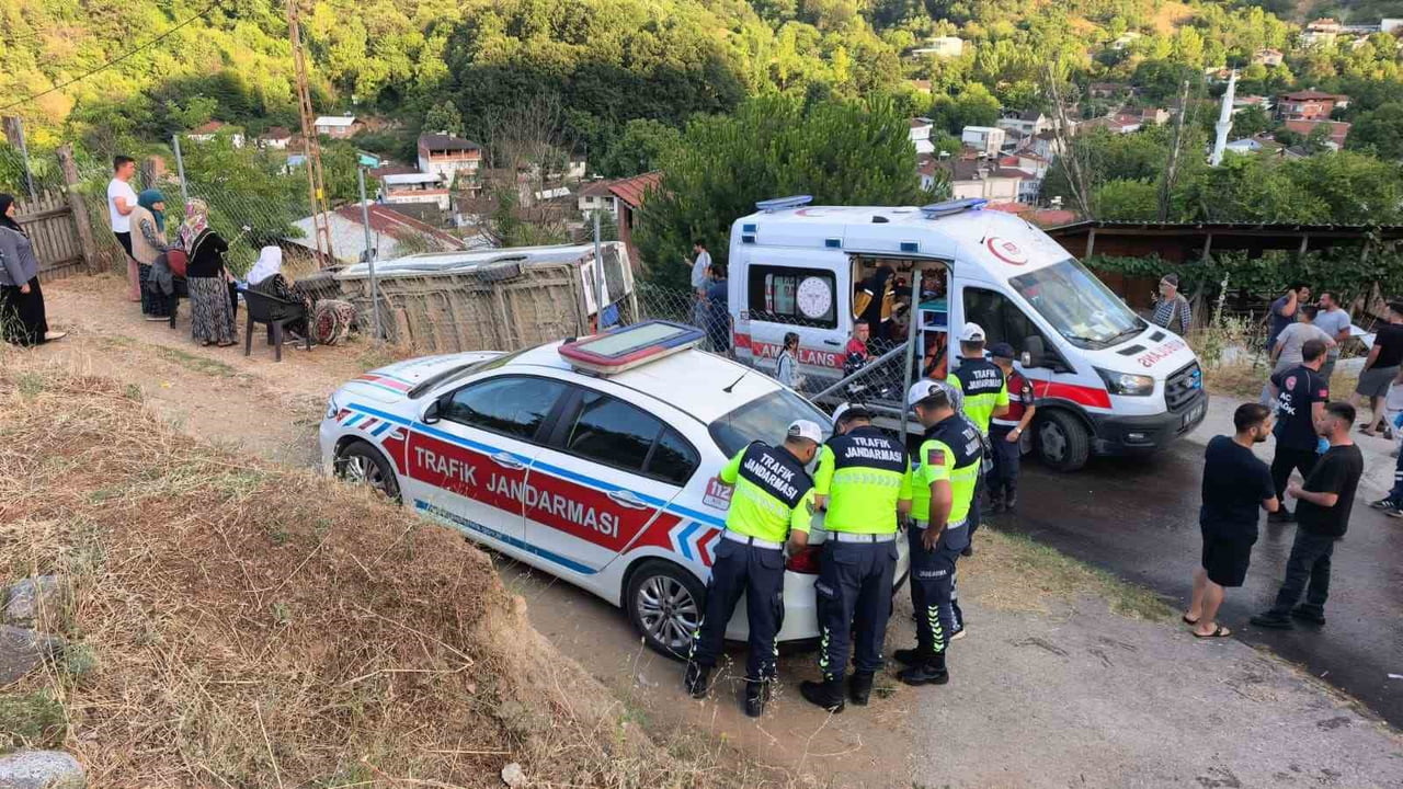BURSA'NIN İNEGÖL İLÇESİNDE TARIM İŞÇİLERİNİ TAŞIYAN SERVİS MİNİBÜSÜNÜN DEVRİLMESİ SONUCU SÜRÜCÜ...