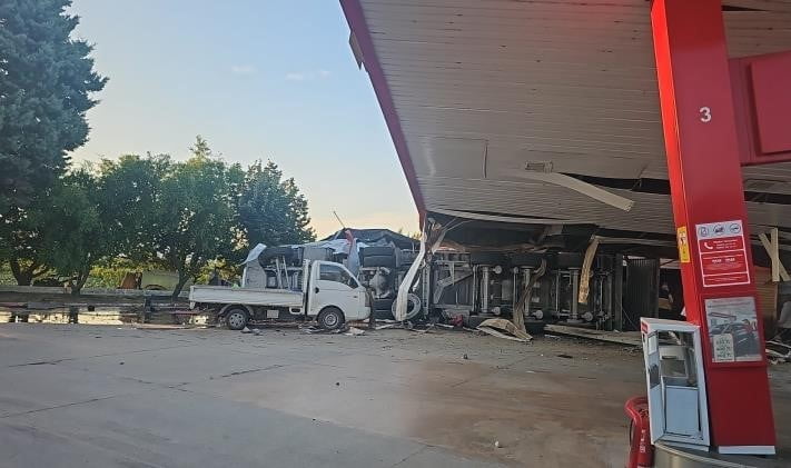 BURSA'NIN İZNİK İLÇESİNDE KÖMÜR YÜKLÜ TIR AKARYAKIT İSTASYONUNA DALDI. YAŞANAN KAZADA AKARYAKIT...