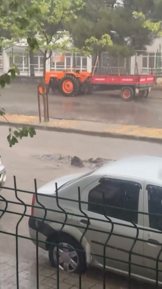 BURSA'NIN KARACABEY İLÇESİNDE  BİR ÇOK İŞYERİNİ SU BASARKEN, ZAMAN ZAMAN YOLLARIN DA ADETA GÖLE...