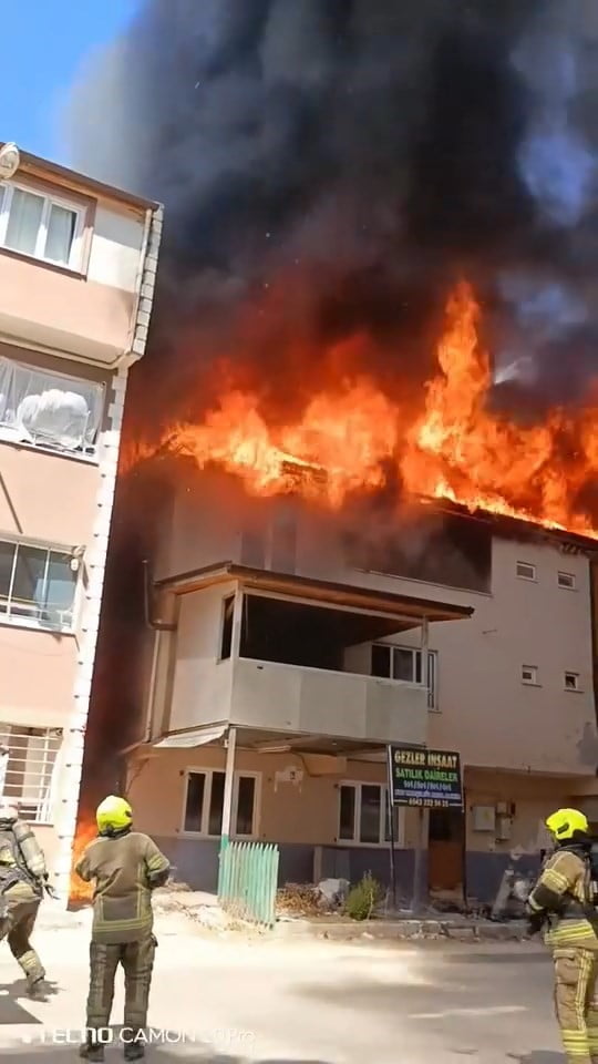 BURSA'NIN OSMANGAZİ İLÇESİNDE 3 KATLI BİR BİNANIN ÇATISINDA ÇIKAN YANGIN MAHALLEDE PANİĞE SEBEP...