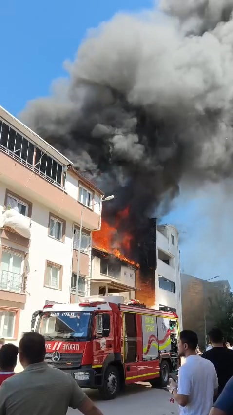 BURSA'NIN OSMANGAZİ İLÇESİNDE 3 KATLI BİR BİNANIN ÇATISINDA ÇIKAN YANGIN MAHALLEDE PANİĞE SEBEP...