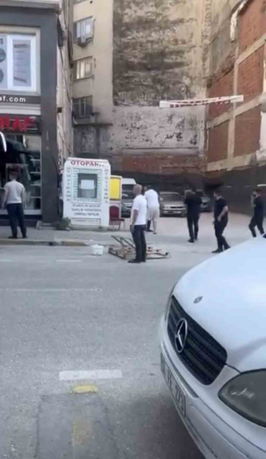 BURSA'NIN OSMANGAZİ İLÇESİNDE OTOPARK GÖREVLİSİ İLE BİR VATANDAŞ ARASINDA HENÜZ BİLİNMEYEN NEDENLE...