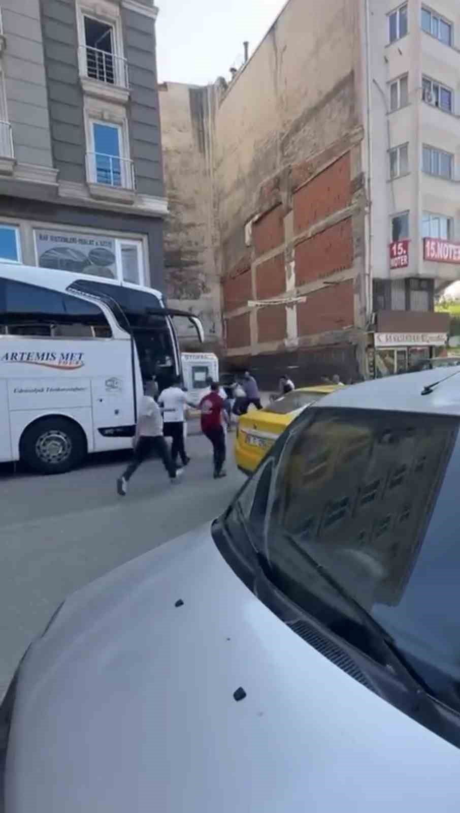 BURSA'NIN OSMANGAZİ İLÇESİNDE OTOPARK GÖREVLİSİ İLE BİR VATANDAŞ ARASINDA HENÜZ BİLİNMEYEN NEDENLE...