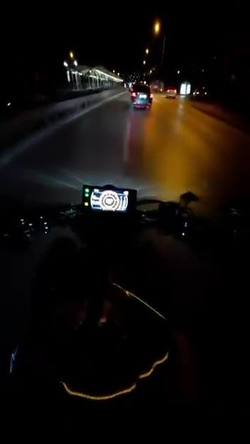 BURSA'NIN OSMANGAZİ İLÇESİNDE SİNYAL VERMEDEN ŞERİT DEĞİŞTİREN OTOMOBİLE ARKADAN ÇARPAN...
