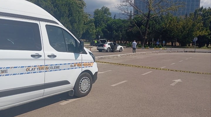 BURSA BÖLGE ADLİYESİ'NDE BOŞANMA DAVASI SONRASI TARAFLAR ARASINDA ÇIKAN TARTIŞMADA HAVAYA ATEŞ...