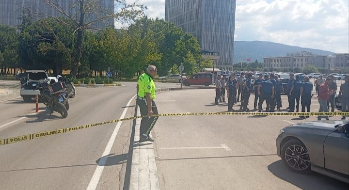 BURSA BÖLGE ADLİYESİ'NDE BOŞANMA DAVASI SONRASI TARAFLAR ARASINDA ÇIKAN TARTIŞMADA HAVAYA ATEŞ...