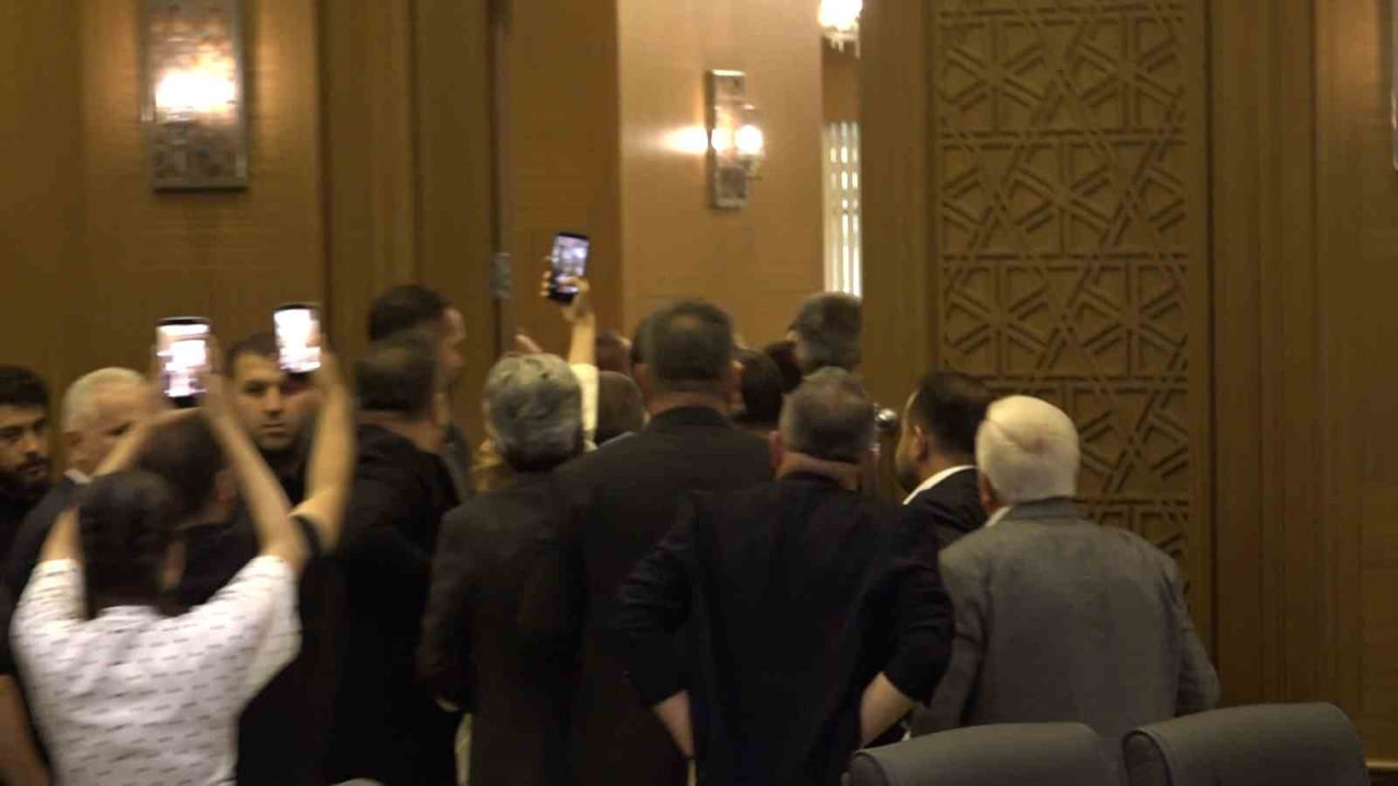BURSA BÜYÜKŞEHİR BELEDİYE MECLİSİ'NİN TEMMUZ AYI OTURUMUNDA AK PARTİ VE CHP GRUPLARI ARASINDA...