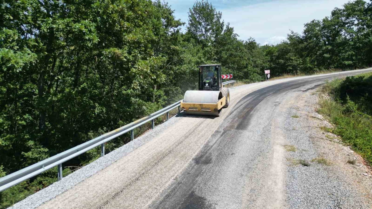 BURSA BÜYÜKŞEHİR BELEDİYESİ, 17 İLÇEDE SÜRDÜRDÜĞÜ YOL YENİLEME ÇALIŞMALARI KAPSAMINDA İZNİK’TE...