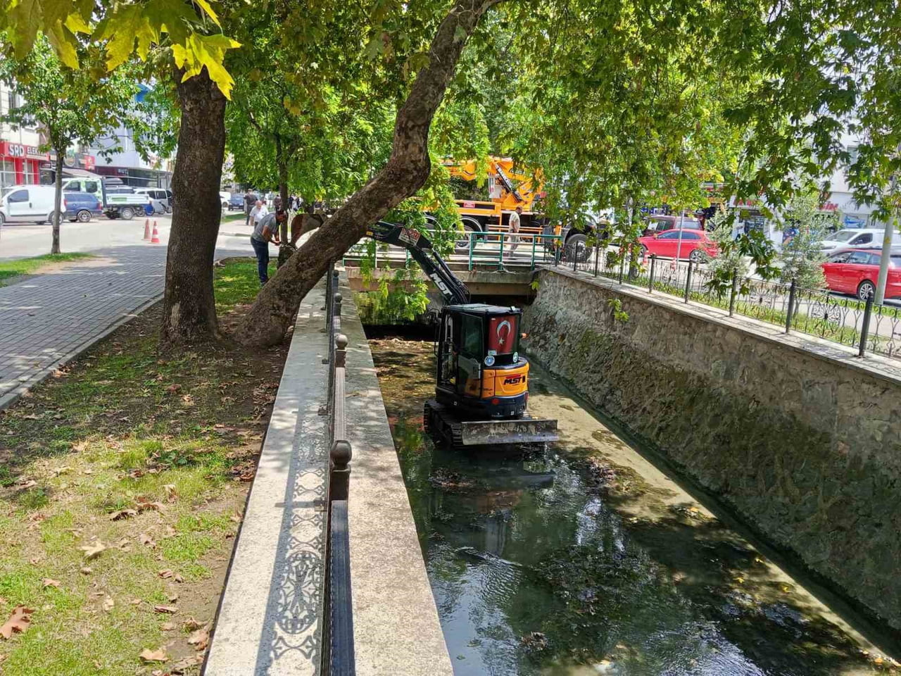 BURSA BÜYÜKŞEHİR BELEDİYESİ EKİPLERİ TARAFINDAN YÜRÜTÜLEN ÇALIŞMALAR KAPSAMINDA DERE YATAĞINDA...