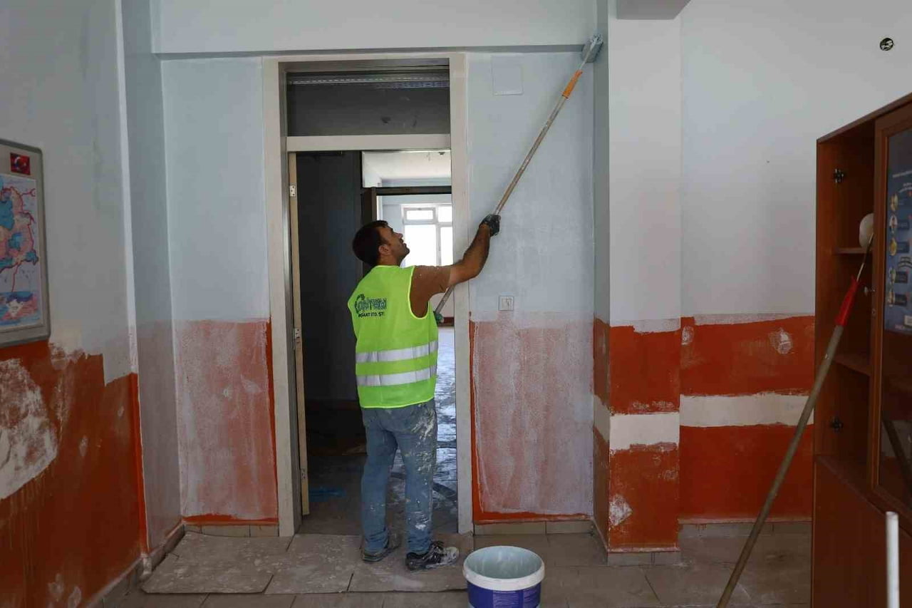 BURSA BÜYÜKŞEHİR BELEDİYESİ, İL GENELİNDE BAKIM VE ONARIM İHTİYACI BULUNAN OKULLAR İÇİN HAREKETE...