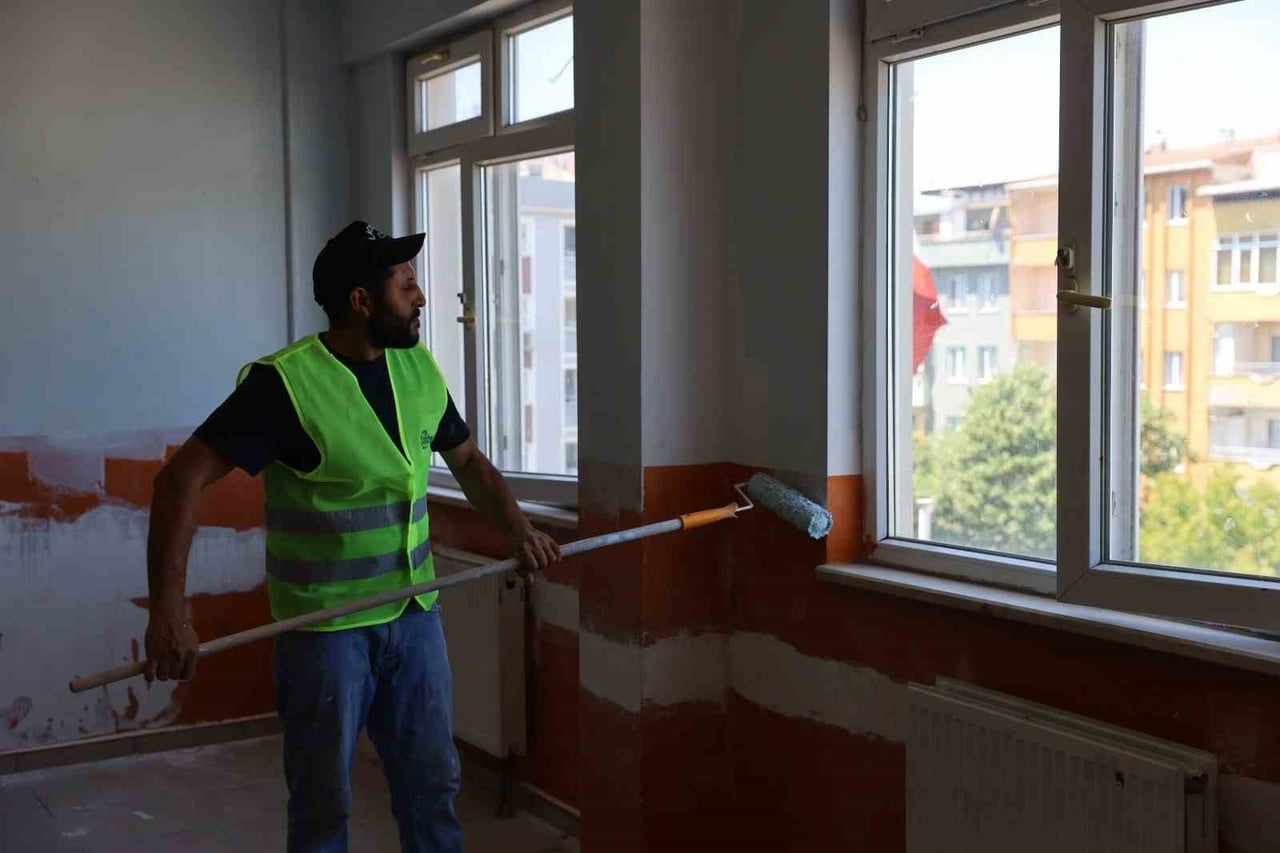 BURSA BÜYÜKŞEHİR BELEDİYESİ, İL GENELİNDE BAKIM VE ONARIM İHTİYACI BULUNAN OKULLAR İÇİN HAREKETE...