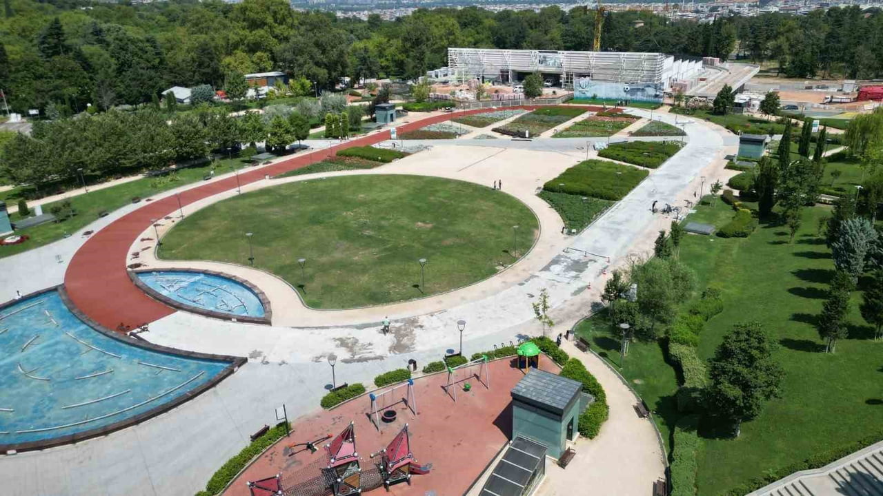 BURSA BÜYÜKŞEHİR BELEDİYESİ, MİLLET BAHÇESİ’NDE BAKIM VE ONARIM İHTİYACI BULUNAN YÜRÜYÜŞ VE KOŞU...