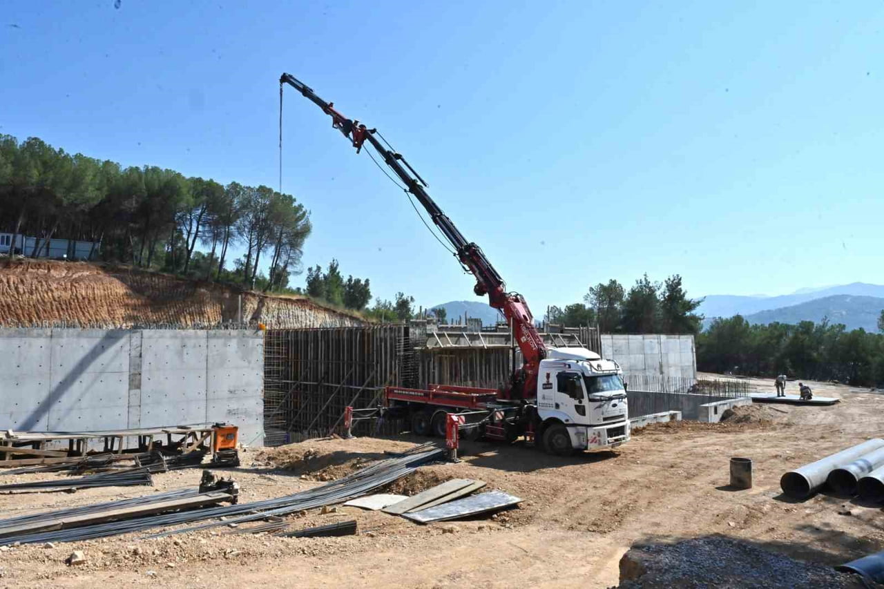 BURSA BÜYÜKŞEHİR BELEDİYESİ TARAFINDAN OSMANGAZİ İLÇESİNDE YAPIMI SÜRDÜRÜLEN 10 BİN METREKÜP...