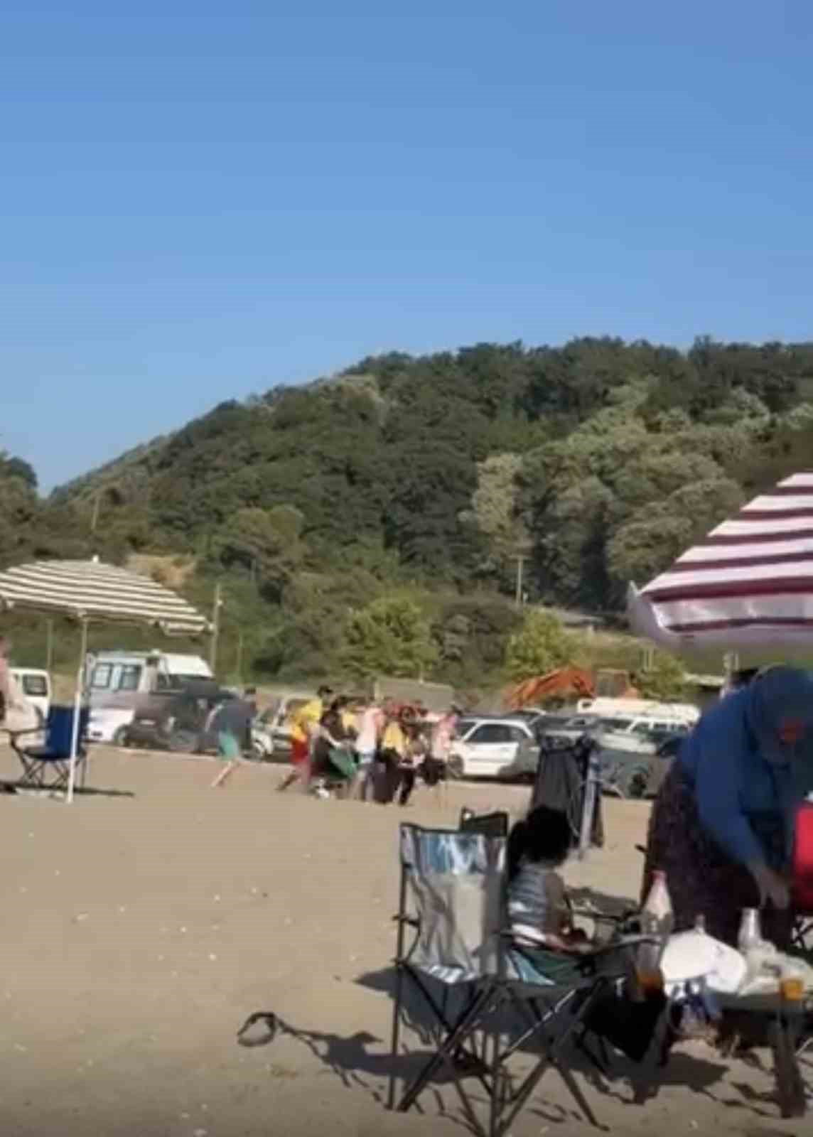 BURSA’DA DENİZDE BOĞULMA TEHLİKESİ GEÇİREN BİR KİŞİ, ÇEVREDEKİ VATANDAŞLAR TARAFINDAN...