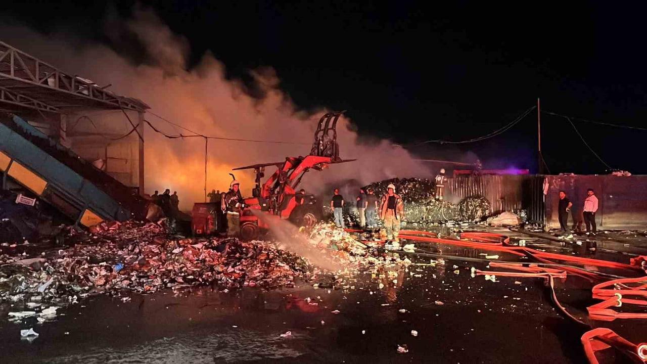 BURSA’DA FAALİYET GÖSTEREN BİR GERİ DÖNÜŞÜM TESİSİNDE YANGIN ÇIKTI. GECEYİ AYDINLATAN ALEVLERLE...