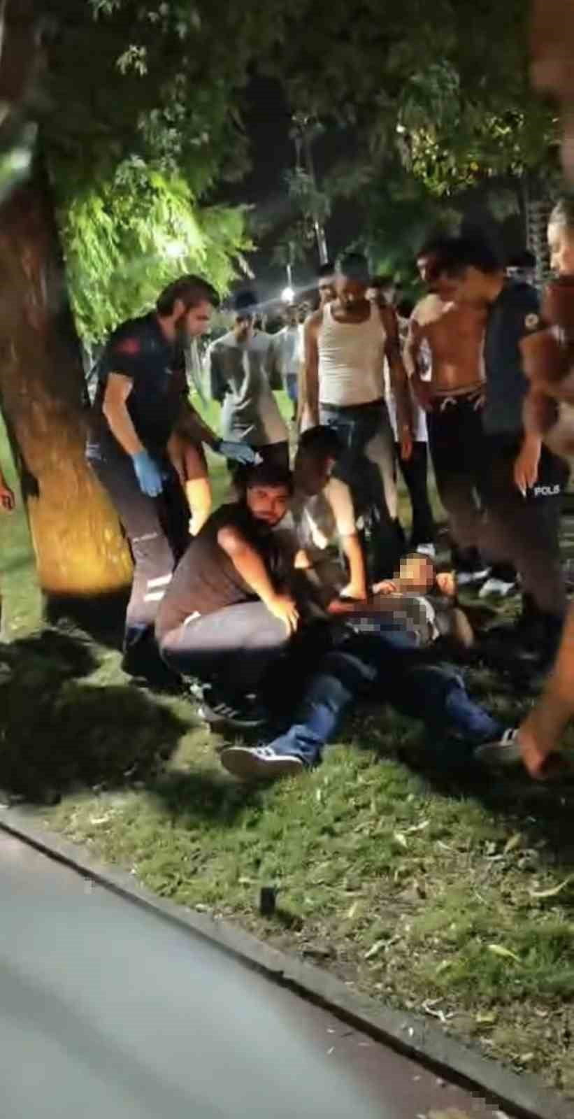 BURSA’DA İDDİAYA GÖRE PARKTA ‘YAN BAKMA’ MESELESİNDEN KAVGA ÇIKTI. ÇIKAN KAVGADA 1 KİŞİ BIÇAKLA...