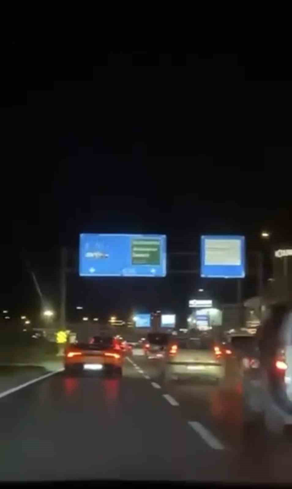 BURSA’DA MAKAS ATARAK İLERLEYEN LAMBORGHİNİ SÜRÜCÜSÜ, MERCEDES’E ÇARPARAK KAÇTI. O ANLAR KAMERAYA...