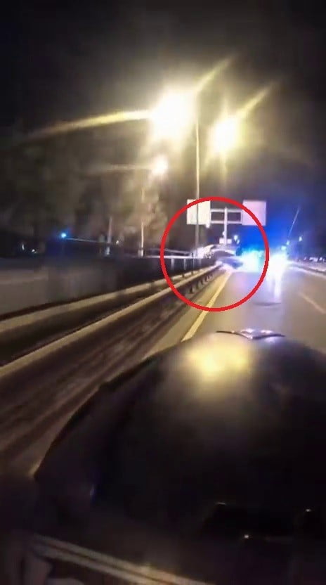 BURSA’DA OTOMOBİL BARİYERLERE ÇARPIP TAKLA ATTI: FECİ KAZA KASK KAMERASINDA