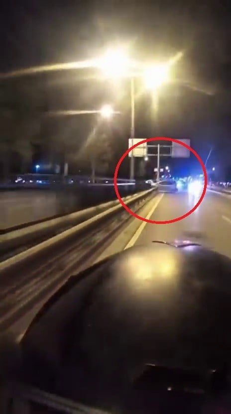 BURSA’DA OTOMOBİL BARİYERLERE ÇARPIP TAKLA ATTI: FECİ KAZA KASK KAMERASINDA