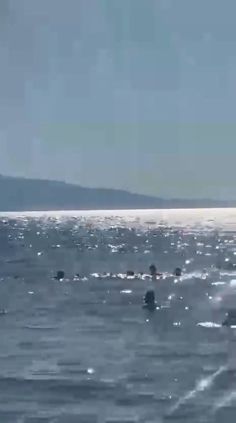 BURSA’DA SERİNLEMEK İÇİN DENİZE GELEN BABA VE 2 KIZI, BOYLARININ GEÇTİĞİ DUBALARIN ARKASINA YÜZMEK...